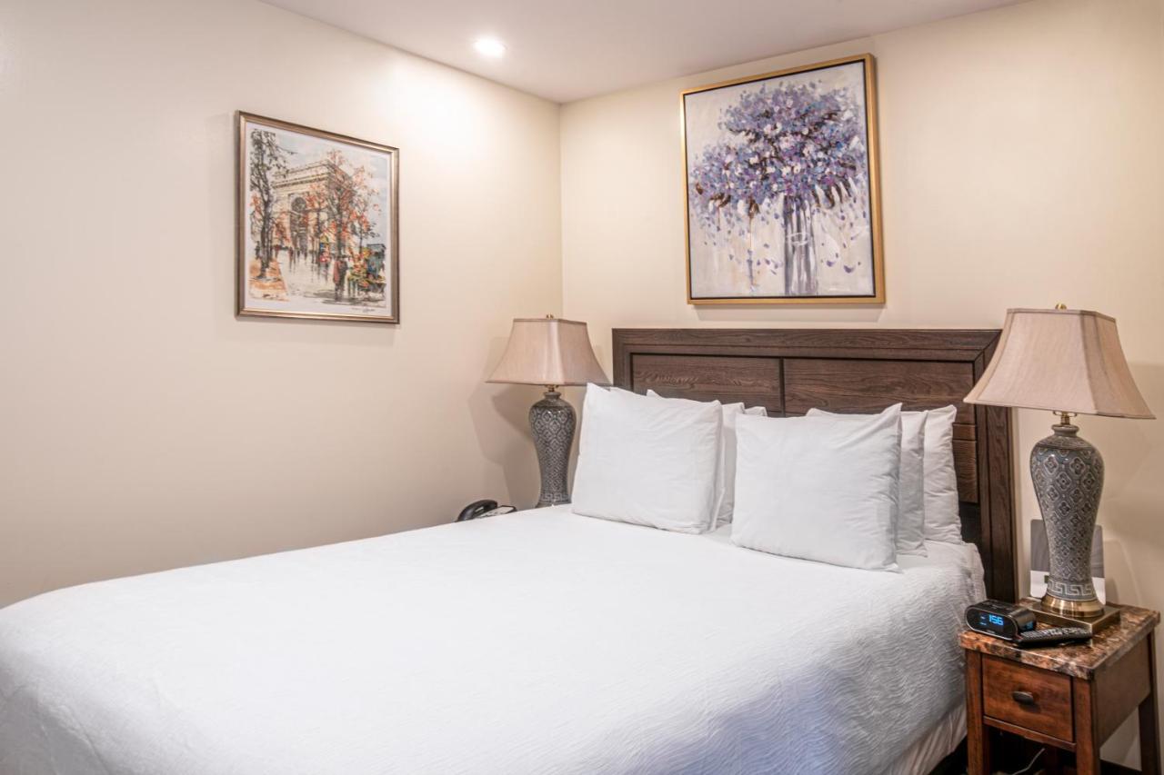 Queen Studio 1 Queen Bed