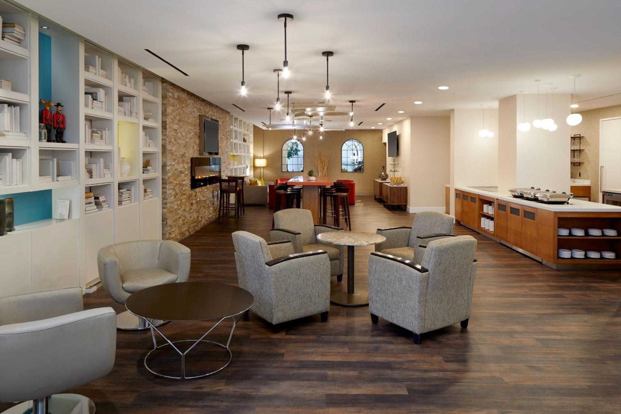 Junior Queen Suite Club Lounge Access
