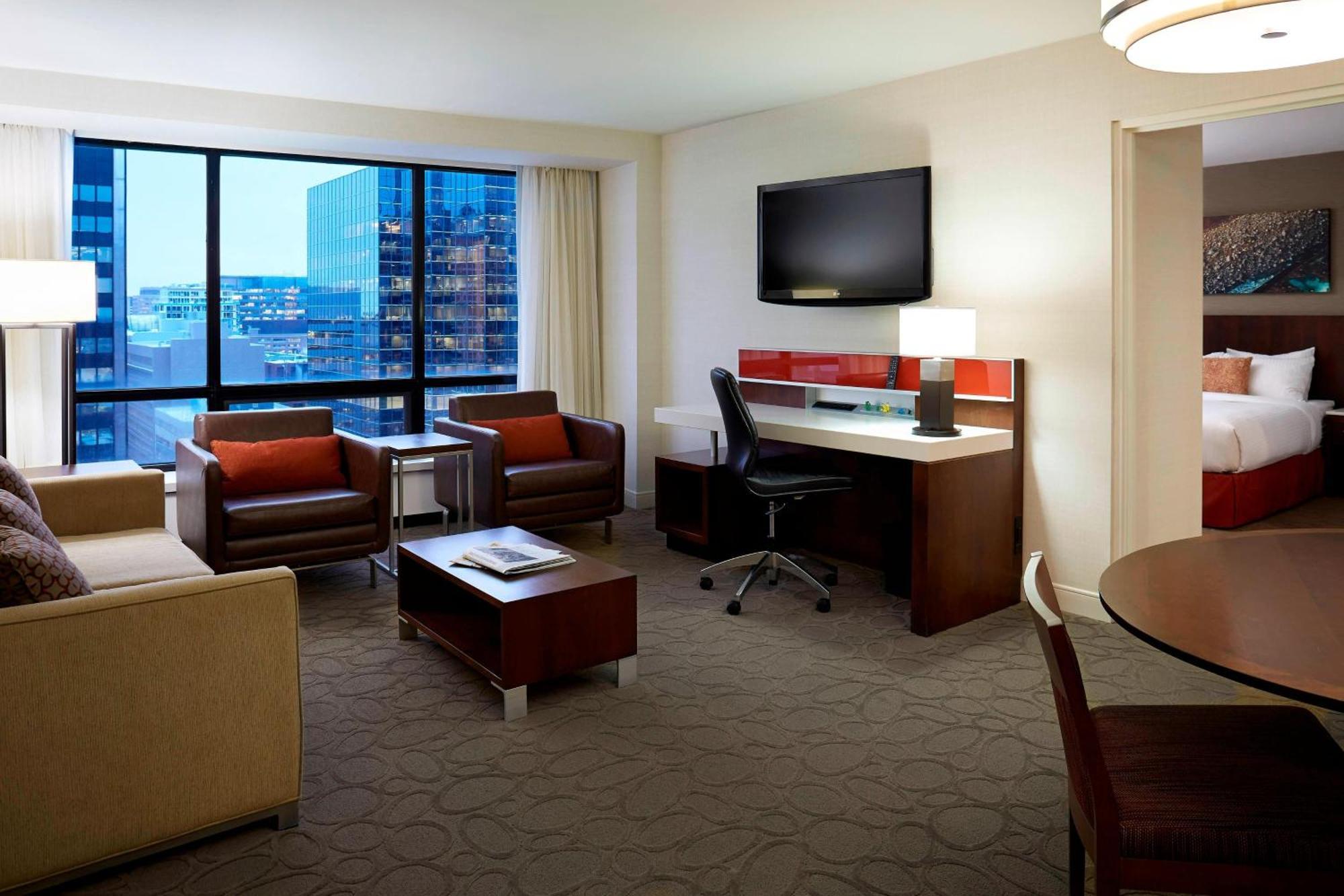 Junior Queen Suite Club Lounge Access