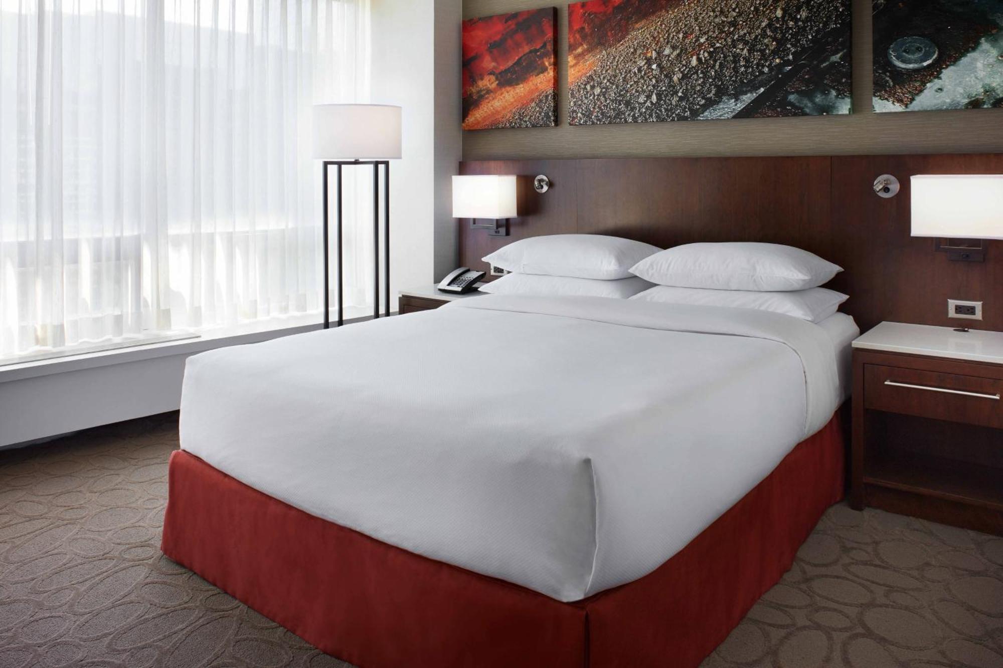 Junior Queen Suite Club Lounge Access
