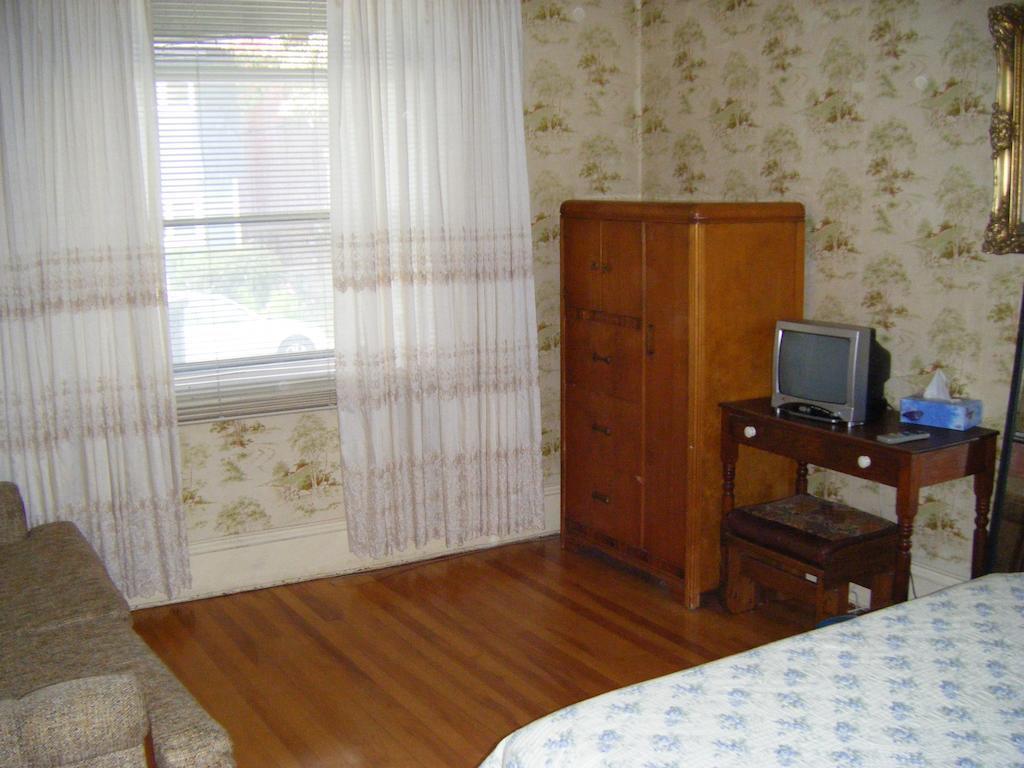Chambre Lit Queen-Size avec Canapé-Lit et Salle de Bains Commune